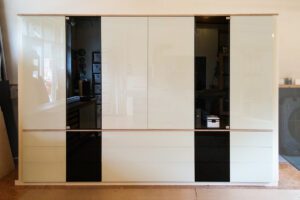 Read more about the article Eleganz trifft Funktion | Designer-Schrank